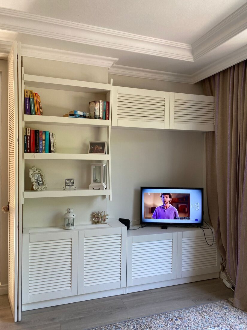 Jaluzi kapaklı TV ünitesi ve kitaplık rafları