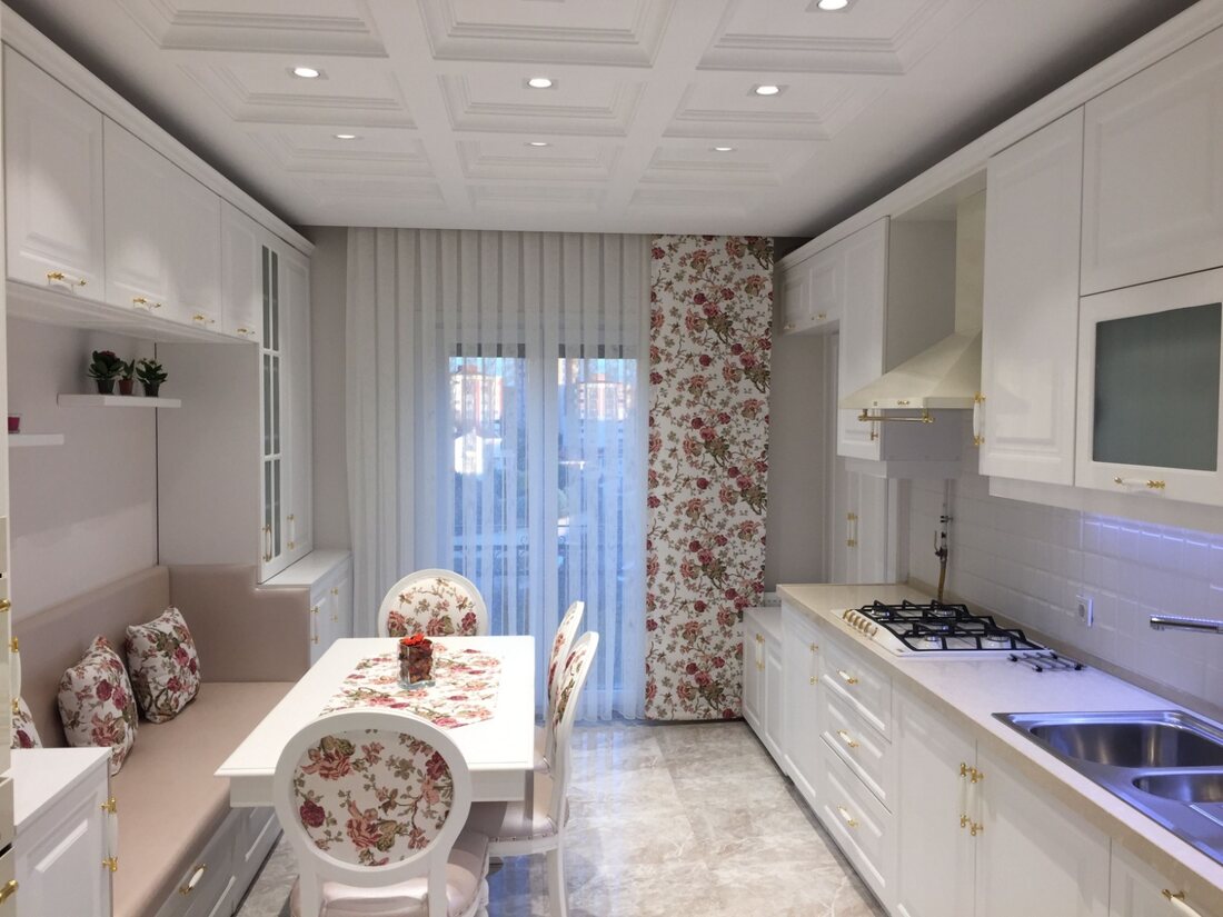 Çiçek desenli oturma köşesi ve gold detaylı beyaz mutfak